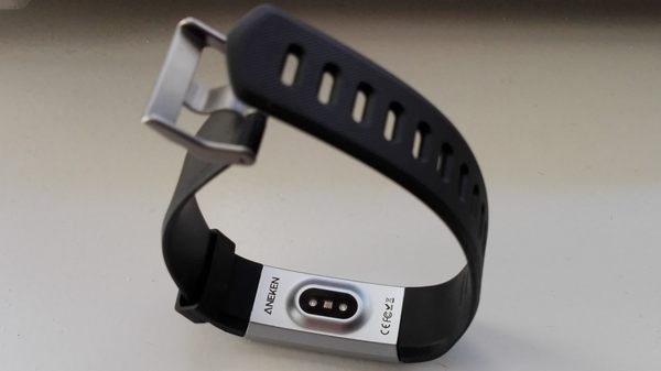 Schrittzähler Armband Rückseite Pulsmessung Schrittzähler Test